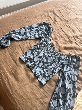 Abercrombie & Fitch Black Floral Off-Shoulder Crop Top